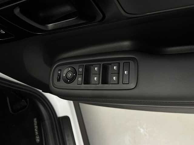 Hyundai SANTA FE 1.6 TGDi Hybrid Calligraphy 5dr 4WD Auto White